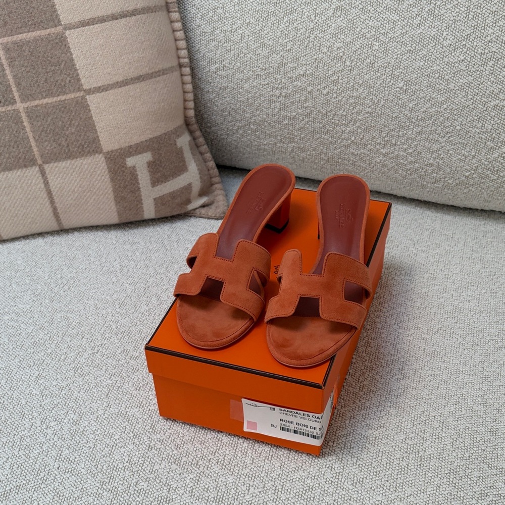 Hermes Brand New Suede Oasis Sandal in Rose Bois De Santal